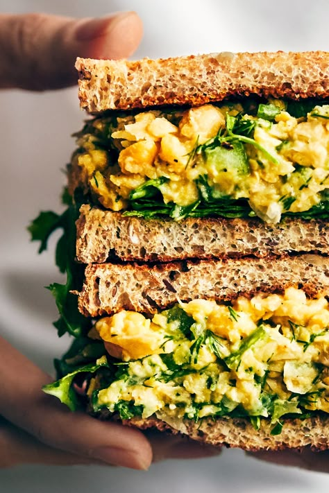 Hands holding a vegan lemon dill and chickpea sandwich Vegan Sandwich Filling, Smashed Chickpea, Bagel Sandwiches, Chickpea Sandwich, Vegan Sandwich Recipes, Sandwich Bar, Lemon Dill, Vegan Lunch Recipes, Sandwich Fillings