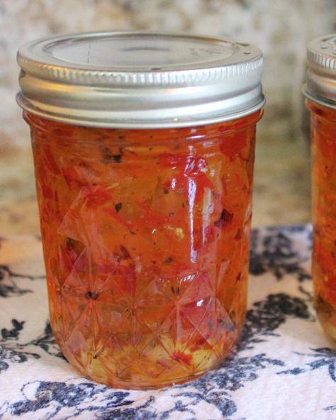 Basil & Banana Pepper Jelly - Make this Recipe with Me - The secrets of Happy and Me Basil Jelly Recipe, Sweet Banana Pepper Recipes, Banana Pepper Jelly, Basil Jelly, Red Pepper Jelly Recipe, Spicy Caramel, Pepper Jelly Recipe, Recipes With Banana Peppers, Sweet Banana Peppers