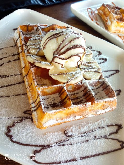 S'mores Waffles, Waffle Business Ideas, Waffle Dessert Ideas, Waffle Breakfast, Ice Cream Waffle, Dessert Waffles, Waffle Maker Recipes, Crepes And Waffles, Food Babe