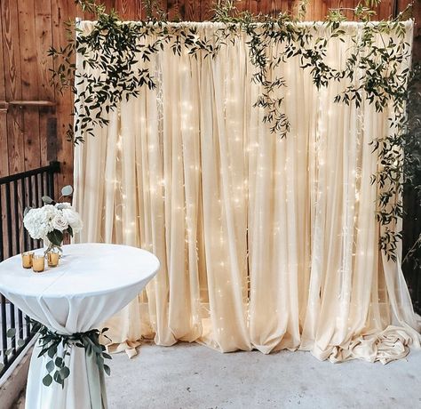 White Photo Backdrop With Greenery, White Sheer Backdrop, Chiffon Photo Backdrop, Sleek Bridal Shower Decor, Indian Engagment Ideas, Wedding Partition Wall, Triple Arch Wedding, Wedding Picture Backdrop Receptions, Mason Jar Fairy Lights Centerpiece Wedding Decorations