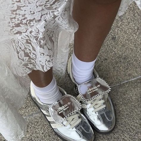 Silver Sneakers Outfit, Dr Shoes, Quoi Porter, Silver Sneakers, Adidas Shoes Women, Adidas New, Wales Bonner, Adidas Spezial, Shoe Inspo