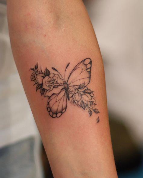 101 Best Rose And Butterfly Tattoo Ideas That Will Blow Your Mind! - Outsons Half Flower Half Butterfly Tattoo, Classy Tattoo, Rosen Tattoo Frau, Rose And Butterfly Tattoo, Butterfly With Flowers Tattoo, Butterfly Tattoo Ideas, Basic Tattoos, Rose Tattoos For Women, Best Rose