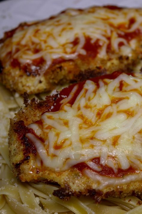 BODYBUIDING Chicken Parmesan Recipe (Quick) Shrimp Meal Prep, Easy High Protein Meals, Healthy Chicken Parmesan, Healthy Pasta Dishes, Fat Food, Chicken Parmesan Recipe, Parmesan Recipe, Protein Food, Bodybuilding Recipes