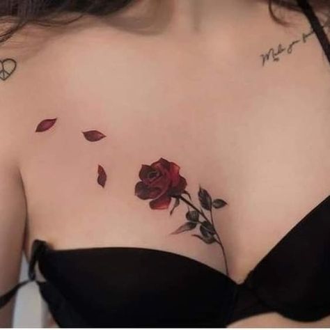 Rose Chest Tattoo, Tato Dada, Pola Tato, Bauch Tattoos, Petit Tattoo, Small Rose Tattoo, Chest Tattoos For Women, Rosen Tattoo, Tatuaje A Color