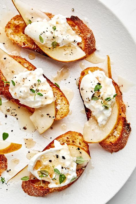 A pear and cheese appetizer is a refreshing way to start any meal. Crunchy baguette, the sweetness of pear and honey, a little piquant drizzle of sherry vinegar, and burrata make a great bite. Pear And Cheese, Pear Crostini, Burrata Crostini, Veggie Bites, Bacon Wrapped Scallops, Cheese Appetizer, Wedding Appetizers, Sherry Vinegar, Cold Appetizers