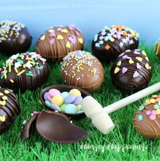 Easter Chocolate Ideas, Ostara Desserts, Chocolate Branding, Breakable Chocolate, Easter Egg Filling, Chocolate Easter Eggs, Candy Egg, Easter Sweets, Chocolate Festival