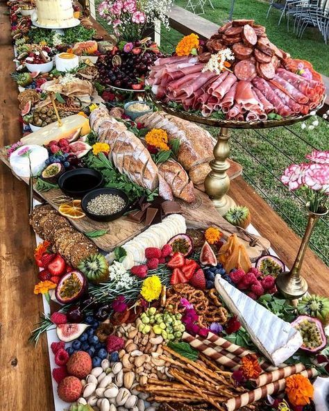 Charcuterie board ideas Plateau Charcuterie, Charcuterie Inspiration, Charcuterie Platter, Grazing Table, Party Food Platters, Charcuterie And Cheese Board, Charcuterie Recipes, Party Platters, Grazing Tables