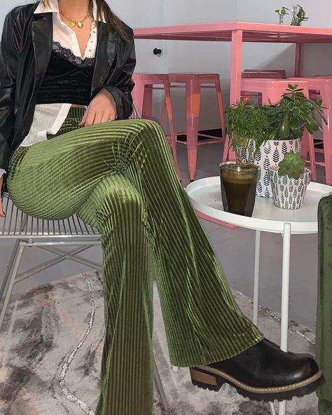 Green Codroy Pants Outfit, Y2k Corduroy Pants, Corduroy Pants Women Outfits, Green Velvet Flare Pants Outfit, Green Tea Outfit, Velvet Green Pants Outfit, Coffee House Aesthetic Outfits, Green Pants Fall Outfit, Green Corduroy Shirt Outfit