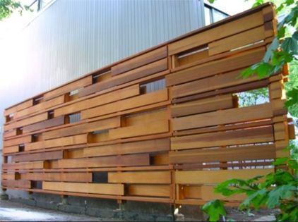 This is definitely a more unique look and it's going to take a little bit of work with your pallets, but you can do it in no time. All you really need is a saw and some nice looking stain. Gard Modern, Contemporary Fencing, Pagar Modern, Fancy Fence, Diy Backyard Fence, Diy Privacy Fence, Wood Fence Design, Modern Fence Design, Privacy Fence Designs