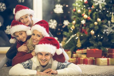 Family pile with santa hats - DIYs.com Christmas Pictures Friends, Diy Christmas Photoshoot, Diy Christmas Pictures, Family Christmas Pictures Outfits, Diy Christmas Photo, Christmas Couple Pictures, Christmas Pictures Outfits, Christmas Baby Pictures, Christmas Portrait