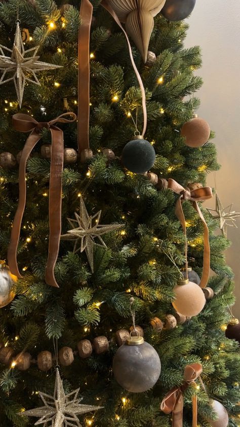 Brown And Green Velvet Christmas Tree, Green Brown And Beige Christmas Tree, Green And Brown Ornaments Christmas Tree, Christmas Decor Brown And Gold, Khloe Kardashian Christmas Tree, Xmas Tree Ideas 2024, Christmas Moody Decor, Colored Lights Christmas Tree Ideas, Green Natural Christmas Decor