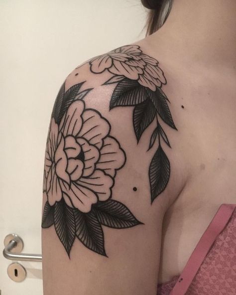 Wildflowers Tattoo, Front Shoulder Tattoos, Shoulder Cap Tattoo, Traditional Tattoo Inspiration, Bauch Tattoos, Traditional Tattoo Sleeve, Flower Tattoo Shoulder, Inspiration Tattoos, Peonies Tattoo