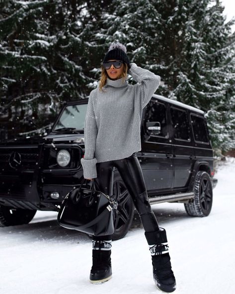 Winter Weather - Mia Mia Mine Moon Boots Outfit, Snow Boots Outfit, Ski Trip Outfit, Apres Ski Outfits, Winter Outfits Snow, Outfit Elegantes, Winter Boots Outfits, Black Boots Outfit, Look Legging