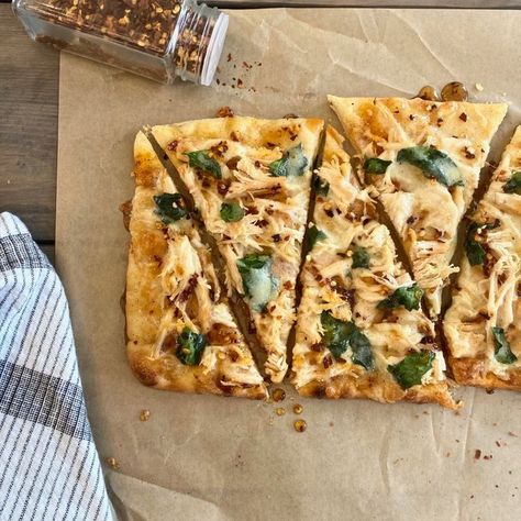 Sweetness from the honey, and then some heat from the spices, which makes this flatbread oh so delicious. All drizzled-on top of chicken, spinach, and fresh cheeses. Click to view the full recipe! Hot Honey Chicken Flatbread, Hot Honey Chicken Pizza, Hot Honey Flatbread, Honey Flatbread, Honey Siracha Chicken, Chicken Flatbread Recipes, Chicken Flatbread Pizza, Hot Honey Chicken, Honey Chipotle Chicken