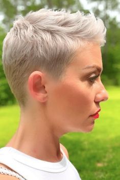 Super Short Haircuts, Short White Hair, Silver Blonde Hair, Crop Hair, Very Short Haircuts, Short Hair Pixie Cuts, Pixie Haircut For Thick Hair, Short Grey Hair, Super Short Hair