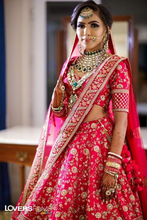 Stunning pink lehenga for an Indian bride with bridal jewellery. See more on wedmegood.com  #wedmegood #indianwedding #indianbride #indianwear #bridallehenga #bridallehengacholi #lehenga #lehengacholi #pink #outfits #jewellery Rani Pink Lehenga, Pink Bridal Lehenga, Orang India, Bridal Jewellery Set, Pengantin India, Sabyasachi Bride, Lehenga Jewellery, Sabyasachi Lehenga, Rani Pink