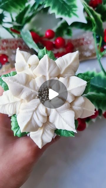 Piya on Instagram: "Poinsettia using leaf nozzles 366 and 352 🎅 🧑‍🎄   #buttercream#poinsettias#christmasbaking#christmas#cakes#cupcakes#bloggers#bakers#ideas#tutorials#foodblogger#wales" Christmas Cupcake Cake, Christmas Cookie Frosting, Buttercream Flowers Tutorial, Flower Cake Design, Christmas Cupcakes Decoration, Frosting Flowers, Buttercream Decorating, Royal Icing Flowers, Cupcake Decorating Tips