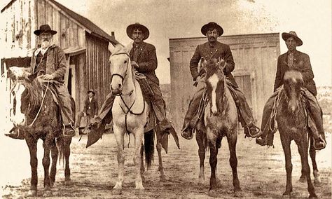 The 100 Best Historical Photos of the American Cowboy | True West Magazine Old West Photos, Sioux Indian, Stil Masculin, Western Photo, Cowboy Pictures, Real Cowboys, The Oregon Trail, Wilde Westen, Into The West