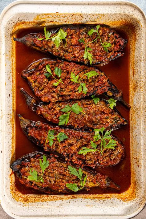 Turkish Stuffed Eggplant, Easy Armenian Recipes, Easy Dinner Recipes Ground Beef, Stuffed Eggplant Recipes, Dinner Recipes Ground Beef, Turkish Dinner, Turkish Eggplant, Beef Recipes Easy Dinners, Dinner Ground Beef