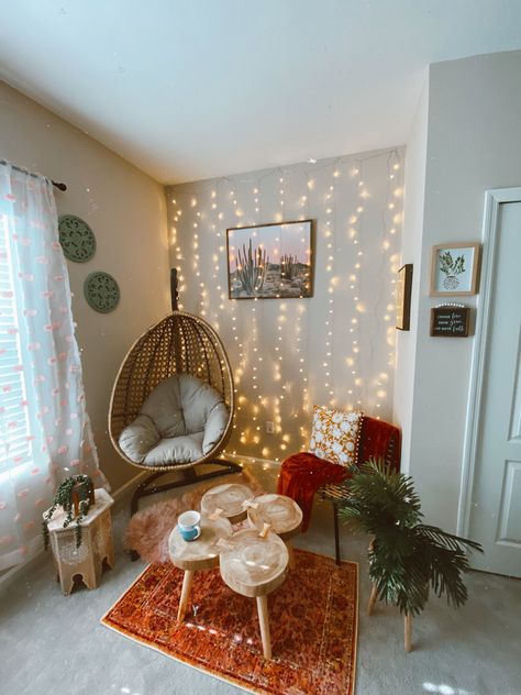 Orange Wall Bedroom Decor, Lit Mirror Bedroom, Small Room With Closet Ideas, Small Bedroom Look Bigger Ideas, Cosy Room Ideas, Meditation Corner In Bedroom, Aesthetic Boho Wallpaper, Nook Decorating Ideas, Extra Room Ideas