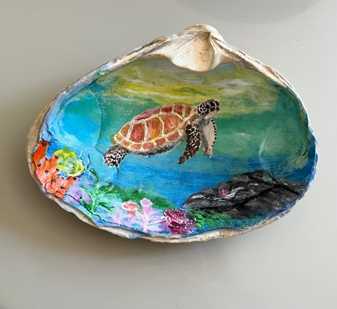 Hand painted sea shell with acrylic paint. Painting On Clam Shells, Painting Ideas Turtle, Painted Sea Shells Ideas, Seashell Art Painting, Sea Shell Display Ideas, Painted Shells Seashells, Painting Seashells Ideas, Sea Shell Painting, Paint Shells