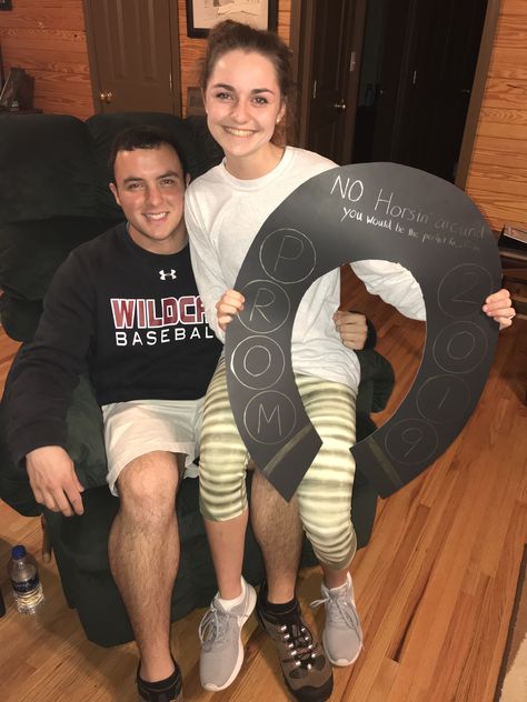 Cowboy Dance Proposal, Horse Promposal Ideas, Horse Promposal, Asking Someone To Prom, Homecoming Dance Proposal, Hoco Boards, Cowboy Prom, Boyfriend Tips, Dance Proposals