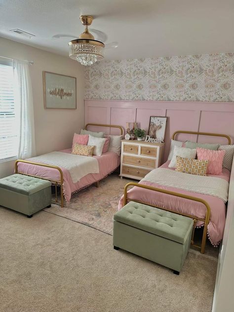 2 Sister Room Ideas, Girls Room Two Beds, Shared Room Girls Sisters, Teen Shared Bedroom Ideas Sisters, Girls Bedroom Twin Beds, Twin Girls Room Ideas, Girls Sharing Room Ideas, 2 Girl Bedroom Ideas, Toddler Girls Shared Room