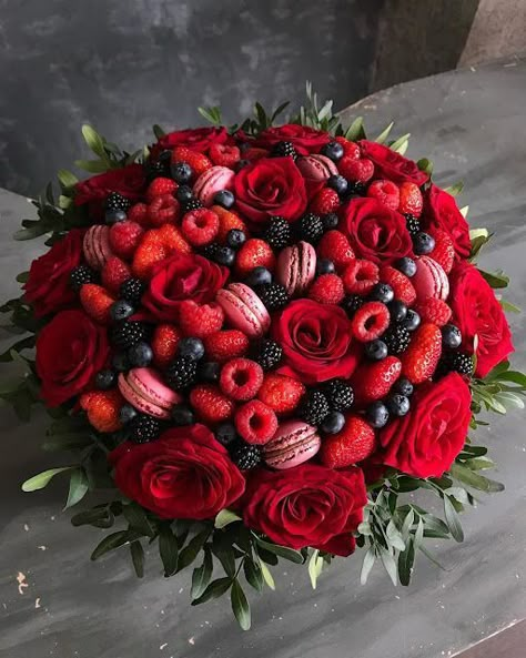 Fruit Bouquet Diy, Fruit Bouquet Ideas, Vegetable Bouquet, Edible Fruit Arrangements, Fruit Hampers, Food Bouquet, Chocolate Covered Strawberries Bouquet, Fruit Centerpieces, Fruit Platter Designs