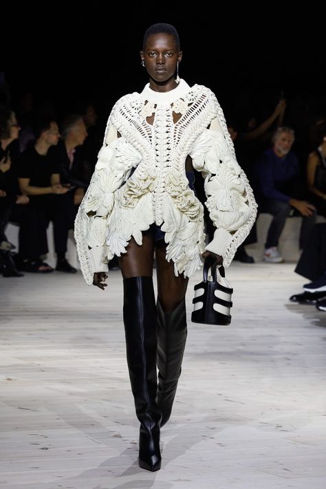 Alexander Mcqueen Fashion Show, Alexander Mcqueen Ready To Wear, Alexander Mcqueen Fashion, Sarah Burton, Mcqueen Fashion, Moda Paris, Spring Summer 2024, Naomi Campbell, Primavera Estate