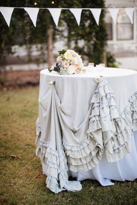 Shabby Chic Table Settings, Vintage Shabby Chic Wedding, Shabby Chic Wedding Decor, Prairie Wedding, Shabby Chic Decor Bedroom, Shabby Chic Table, Estilo Shabby Chic, Shabby Chic Living, Shabby Chic Diy