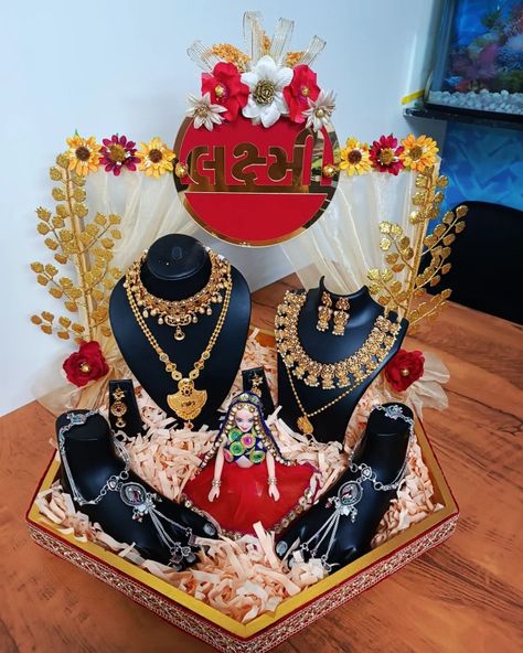 Chab Decoration Wedding Ideas, Chab Decoration Engagement, Sadi Decoration Ideas, Doll Decoration Ideas For Marriage, Sadi Packing Ideas, Chhab Decoration Indian, Chaab Decoration Ideas Wedding, Matli Decoration For Wedding, Mameru Decoration Ideas