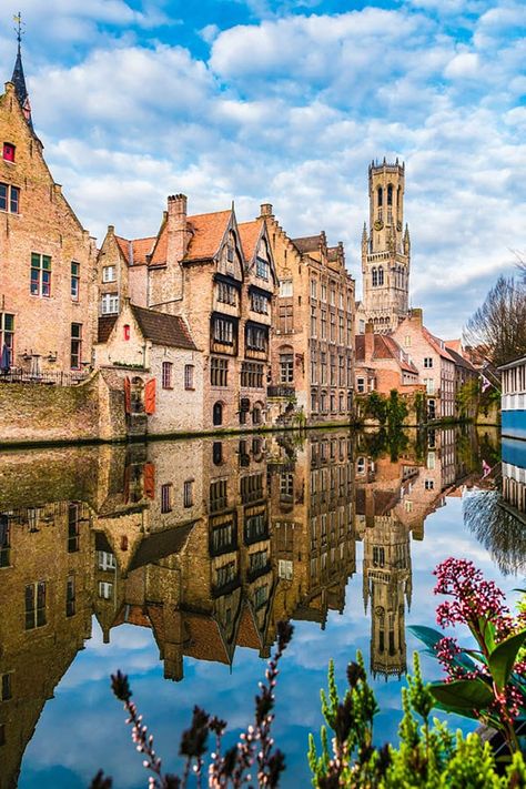 Bruges is one of Belgium’s prettiest destinations - but how do you plan the perfect city break to the Flemish city? Don’t miss this guide - what to see, where to stay and what to eat on your weekend in Bruges. The perfect 2 days in Bruges itinerary! #travel #bruges #belgium Bruges Itinerary, Belgium Bruges, Perjalanan Kota, In Bruges, Bruges Belgium, European City, Belgium Travel, City Breaks, Voyage Europe