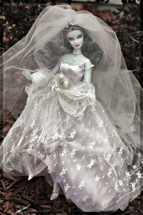 Haunted Beauty - Zombie Bride Barbie Barbie Haunted Beauty Collection, Haunted Beauty Barbie, Haunted Barbie, Zombie Barbie, Tassel Dolls, Bride Of Frankenstein Costume, Vampire Barbie, Sofia Ferreira, Collector Barbie