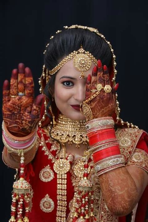 Sadi Pose Indian Fashion, New Dulhan Pose, Wedding Dulhan Pose, Bridal Mehendi Designs Wedding, Dulhan Pose, Haldi Photoshoot, विवाह की दुल्हन, Marriage Poses, शादी की तस्वीरें