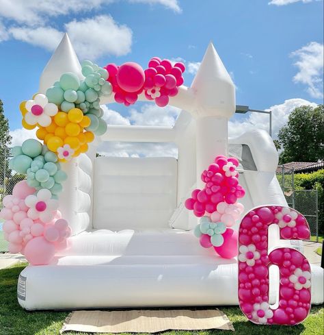 Balloons On Bounce House, White Bounce House With Balloons, Jump House Party, Indoor Bounce House, Bounce House Birthday Party, White Bounce House, Bounce House Birthday, Balloons White, House For Kids