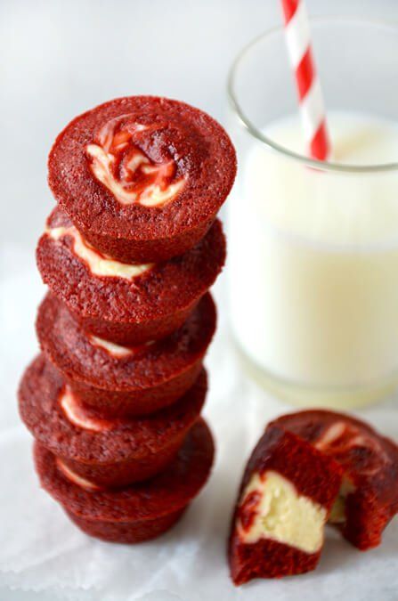 Whip up a perfectly portable and snackable dessert with this quick and easy recipe for Red Velvet Cheesecake Brownie Bites! Cheesecake Brownie Bites, Red Velvet Cheesecake Brownies, Red Velvet Desserts, Brownie Bites Recipe, Cheesecake Brownie, Velvet Cookies, Brownie Cheesecake, Velvet Cheesecake, Red Velvet Cheesecake