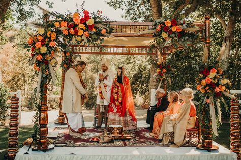 Couple Indian, Hindu Wedding Decorations, Southern California Style, Hindu Wedding Ceremony, Hindu Ceremony, Mandap Decor, Indian Wedding Inspiration, Wedding Mandap, Outdoor Indian Wedding