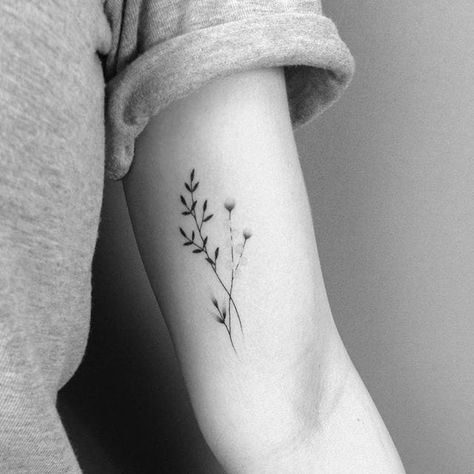 G Tattoo, Inner Arm Tattoo, Tattoo Trend, Beautiful Flower Tattoos, Tattoos Geometric, Rosen Tattoo, E Tattoo, Dainty Tattoos, Arm Tattoos