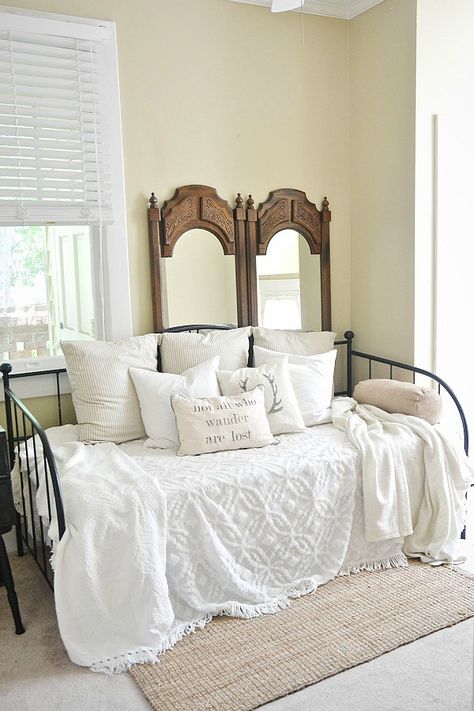 Daybed guest room. Mirrors behind bed as wall accents. Great for a rental because you don't have to hang on the wall! Daybed Guest Room, Daybed Room, Muebles Shabby Chic, Murphy Bed Ikea, Guest Room Office, Spare Bedroom, Spare Room, Shabby Vintage, Guest Bedrooms