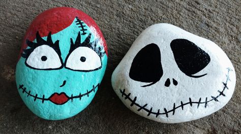 Jack And Sally Rock Painting, Scary Halloween Rock Painting Ideas, Sally Rock Painting, Jack And Sally Painted Rocks, Rock Art Halloween, Jack Skellington Rock Painting, Painted Rocks Halloween Ideas, Frankenstein Rock Painting, Easter Rock Painting Ideas Simple