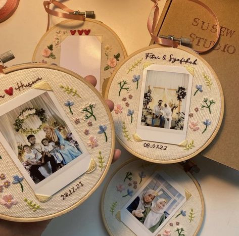 Poloroid Holder Embroidery, Embroidery Photo Hoop, Cute Embroidery Gift Ideas, Bridesmaid Embroidery Gifts, Embroidery To Sell Ideas, Simple Embroidery Gifts, Embroidery With Photo, Embroidery Picture Holder, Embroidered Picture Frame