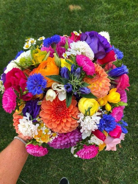 Bouquet colorful Multicolor Prom Bouquet, Neon Flower Bouquet, Colorful Prom Bouquet, Homecoming Bouquet Ideas, Rainbow Flower Bouquet, Hoco Flowers, Trailing Bouquet, Bouquet Colorful, Color Bouquet