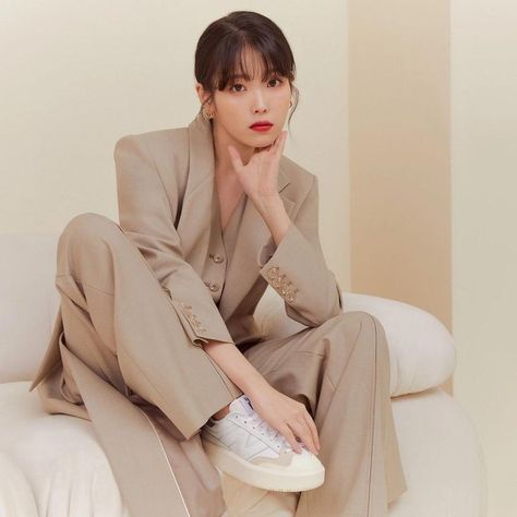 Best White Sneakers, Iu Hair, Creative Shot, Korean Actress, Kpop Outfits, Office Outfits, Pose Reference, Celebrities Female, Fashion Inspo Outfits