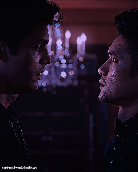 Malec Kiss, Male Witch, Magnus And Alec, Cassie Clare, Shadowhunters Malec, Gonna Love You, Matthew Daddario, Alec Lightwood, Cold Night