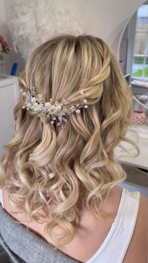 Bride Hair Down, Bridal Hair Half Up, Cute Prom Hairstyles, Prom Hair Medium, Wedding Hair Half, Half Up Half Down Hair Prom, Mother Of The Bride Hair, Prom Hairstyles For Short Hair, Short Wedding Hair