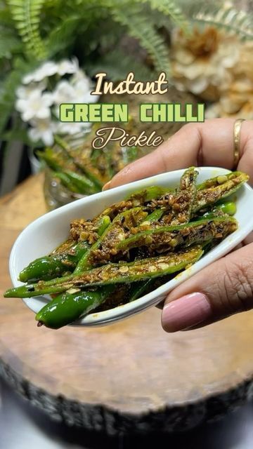 Chilli Pickle Recipe, Indian Pickle Recipe, Pickle Mango Recipe, Green Chilli Pickle, Chilli Pickle, Pickled Mango, Kashmiri Chilli, Chilli Recipes, Mango Recipes