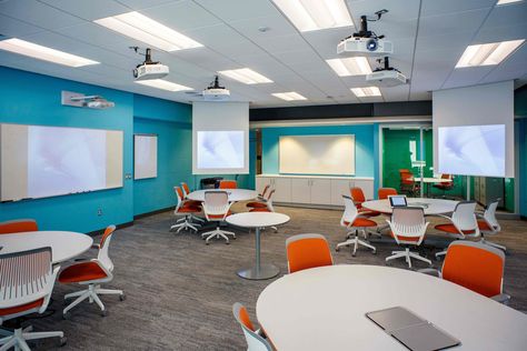 Penn State - Krause Innovation Studio. http://innovation.ed.psu.edu/2012/05/the-learning-space-and-learn-lab-open/ High Tech Classroom, Faculty Room, 21st Century Learning Spaces, Active Learning Classroom, Tech Classroom, Collaborative Classroom, Classroom Interior, Collaborative Workspace, Classroom Layout