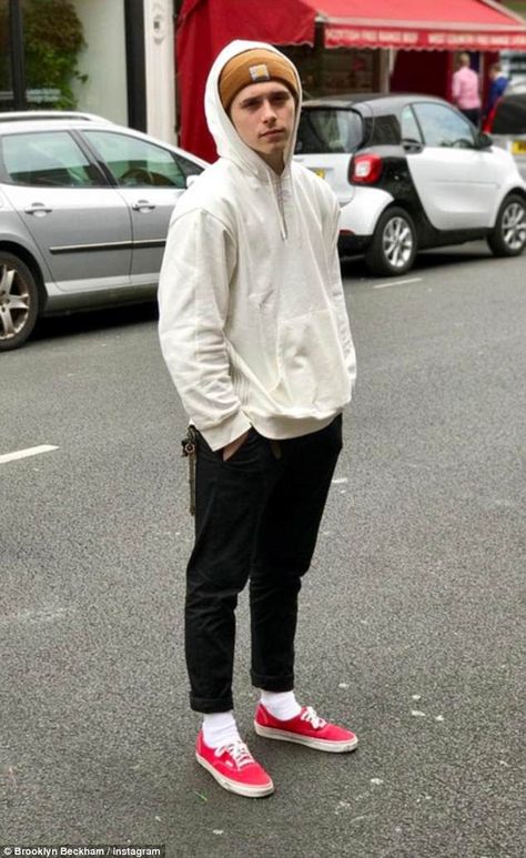 White Jumper Outfit, Skater Style Men, Off White Men, Clout Collection, Herren Style, Style Masculin, Brooklyn Beckham, White Jumper, Black Men Street Fashion