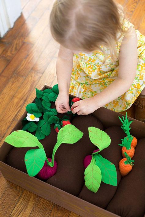 Introduce gardening to your kids with this fun and safe DIY felt garden craft. Felt Garden, Aktivitas Montessori, Felt Food, Baby Diy, Garden Boxes, Handmade Holiday, Diy Baby, Felt Diy, Baby Crafts