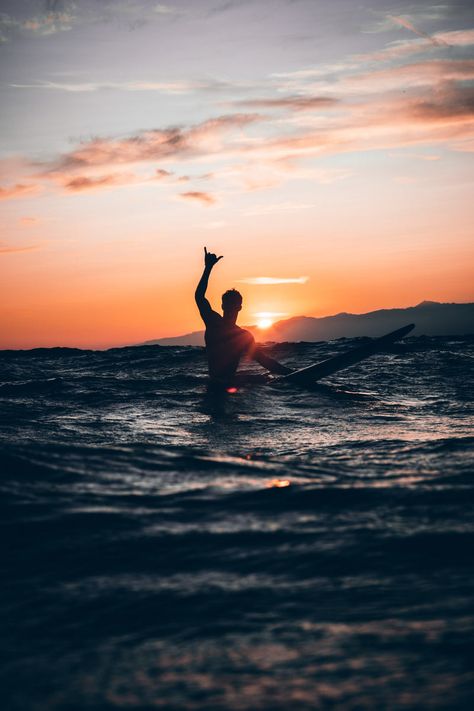 Surfer Photography, Paddle Board Surfing, Beach Silhouette, Surfer Vibes, Surfer Lifestyle, Surfing Aesthetic, Surf Aesthetic, Sunset Surf, Surfing Pictures